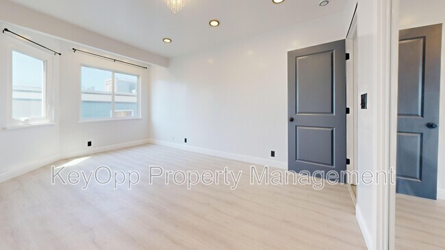 Building Photo - 711 La Playa St