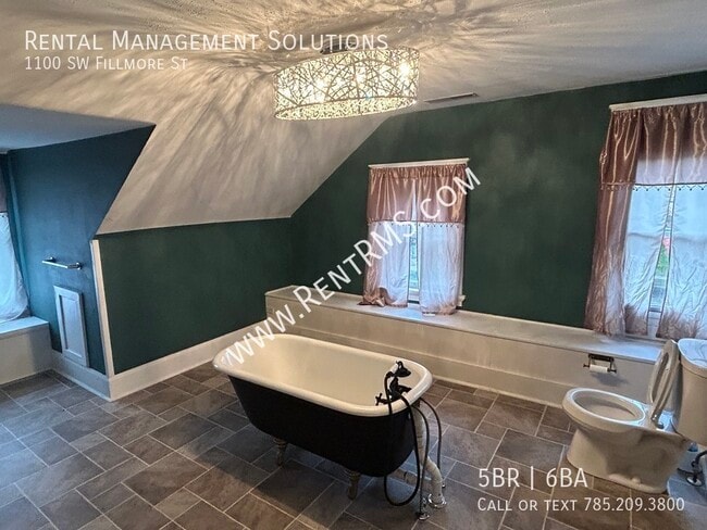 Building Photo - 1100 SW Fillmore St