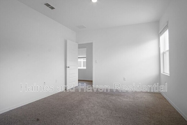 Building Photo - 5714 Somerset Dr