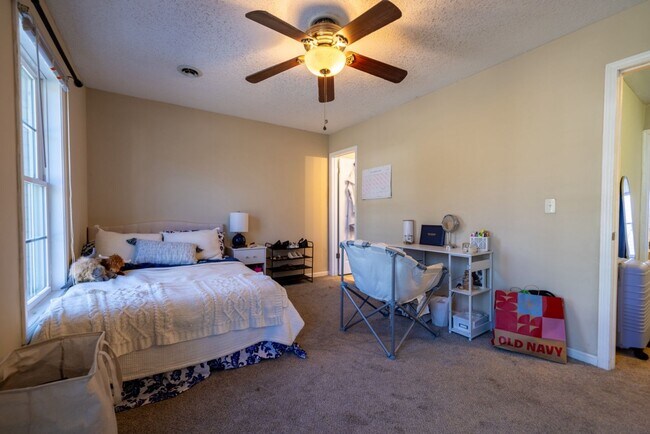 Building Photo - 204 Oak St