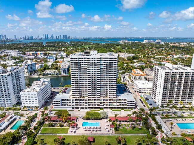 Building Photo - 2555 Collins Ave
