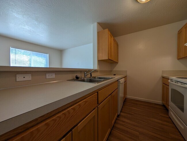 Building Photo - 3-Bedroom, 1.5-Bath Duplex In The Thurston Area of Springfield!