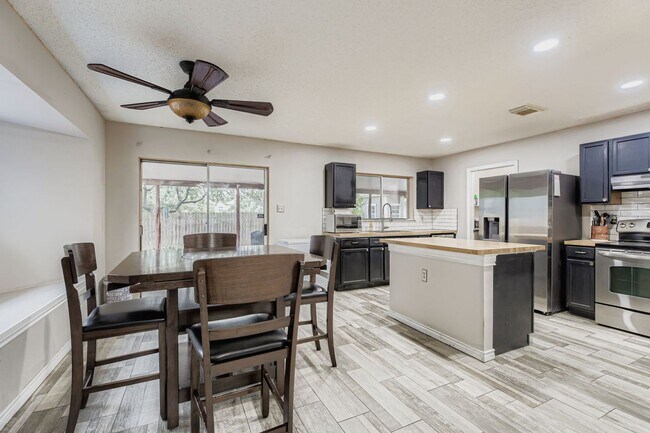 Building Photo - Stunning 3 bedroom home with Easy access t...