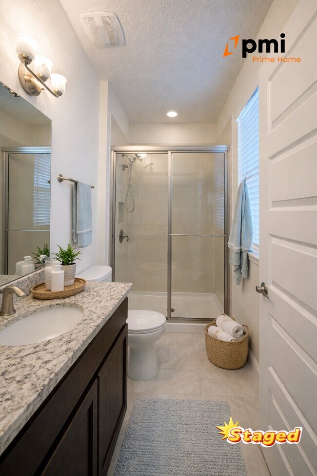 Building Photo - "Spacious Elegance Awaits: 5-Bedroom Home with 3.5 Baths in Winter Garden"