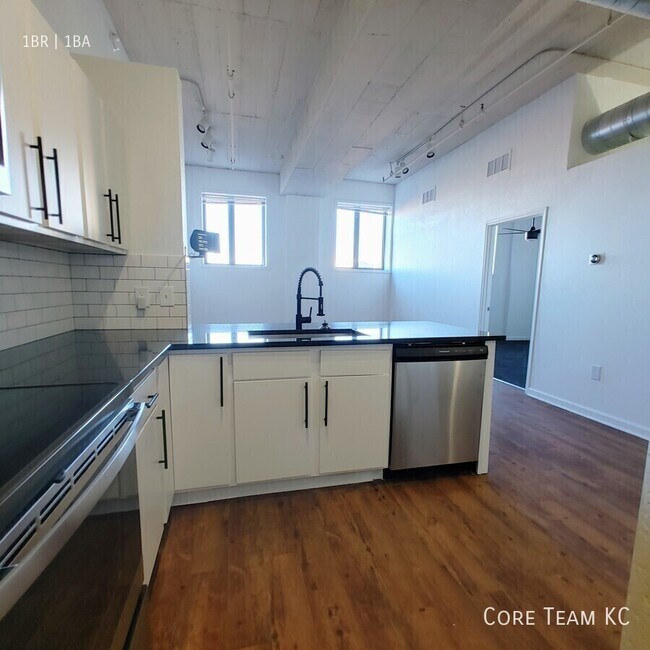 Building Photo - 320 W 7th St