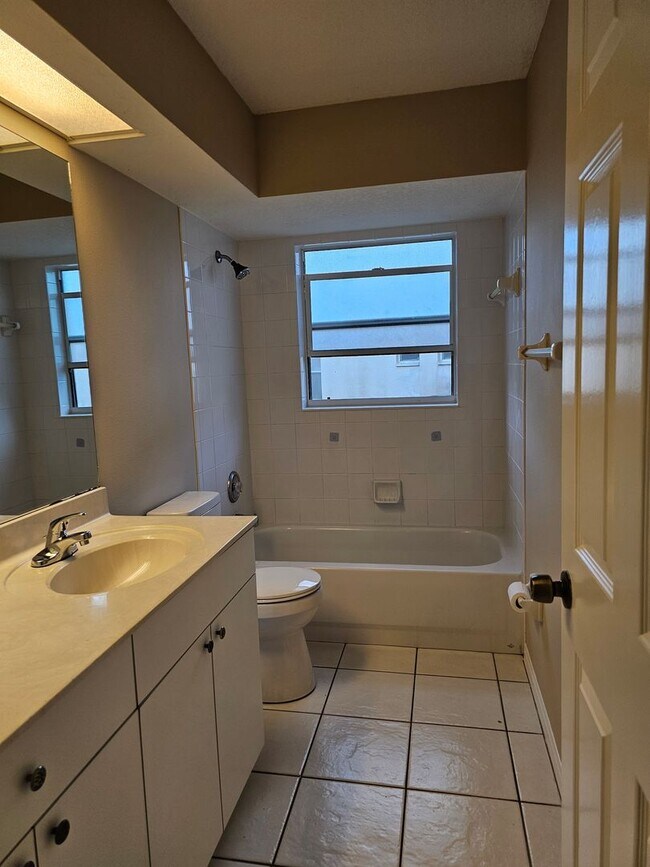 Building Photo - 627 25th Dr E