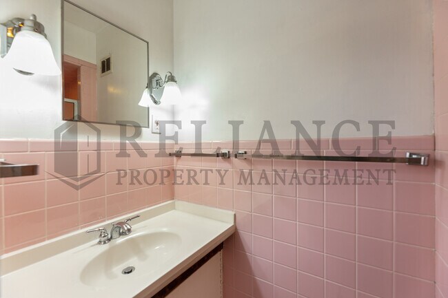 Building Photo - 9306 W Maple St