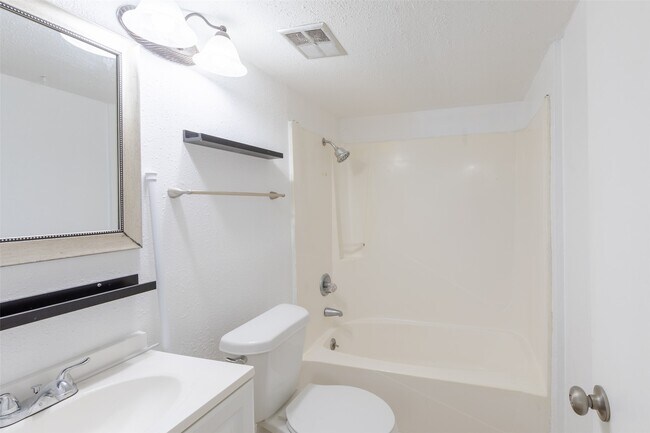 Building Photo - 15919 Golf Club Dr