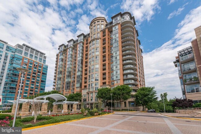 Building Photo - 8220 Crestwood Heights Dr