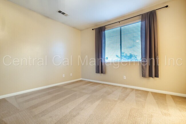 Building Photo - Large 4 Bedroom, 3 Bath Home in the Desire...