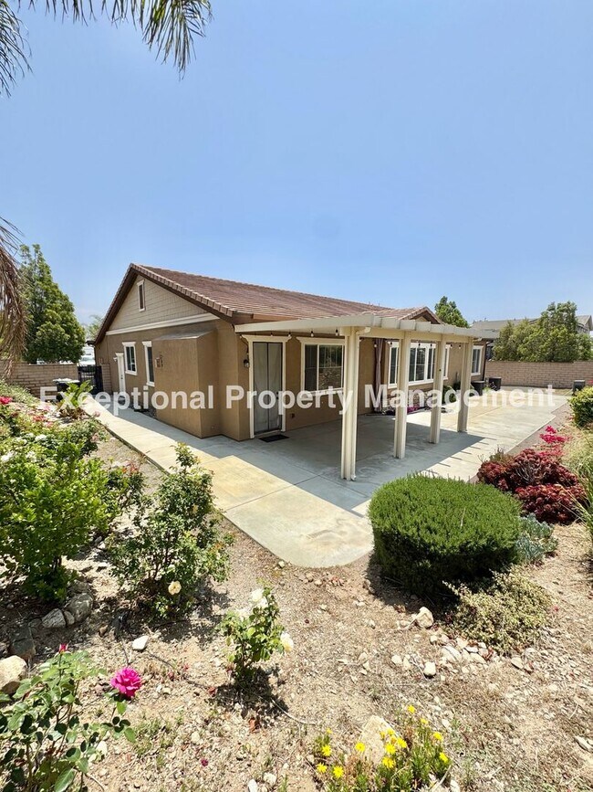 Building Photo - Beautiful 3 bedroom 3 bathroom single stor...