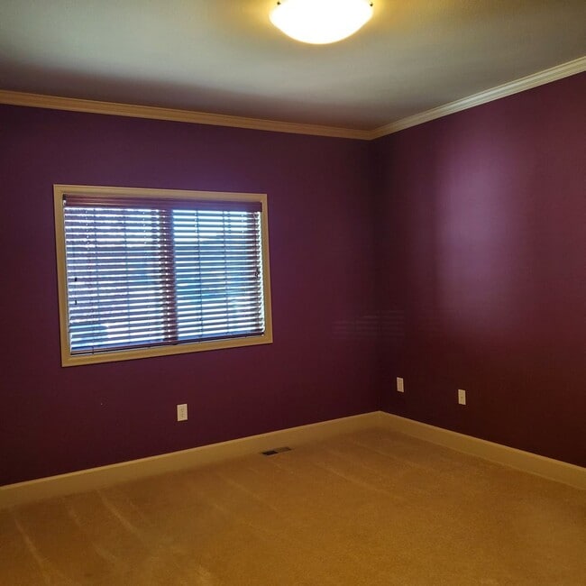 Building Photo - LARGE 3 BED 3 BATH TOWNHOME IN THE DESIRABLE POINTE NEIGHBORHOOD