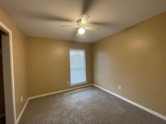 Building Photo - Stockwell Area! A Must See Today!