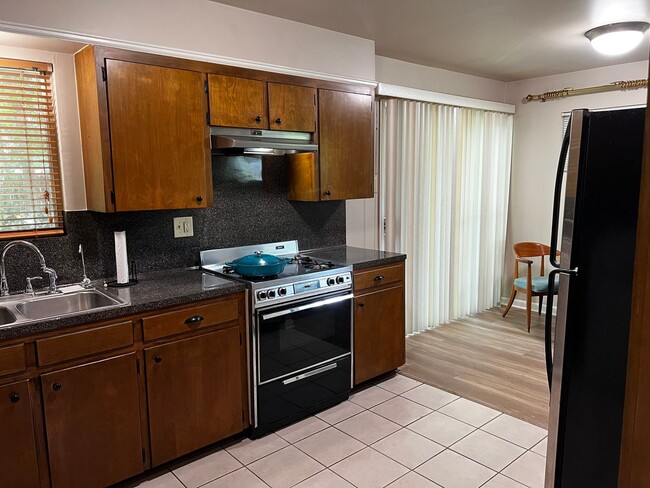 Building Photo - 3 Bedrooms, 1 Bathroom, Brick home , Carpo...