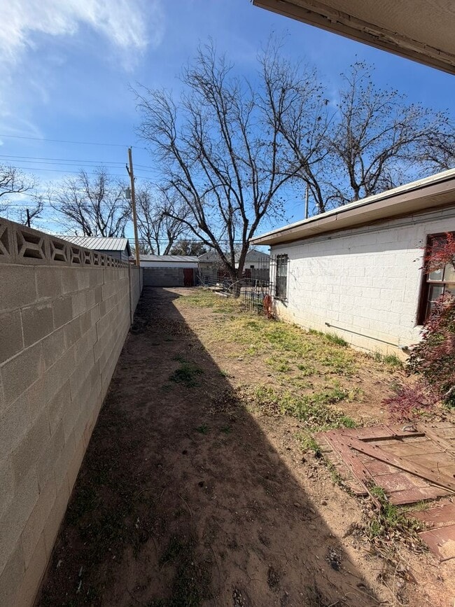 Building Photo - 2 Bed 1 Bath Home