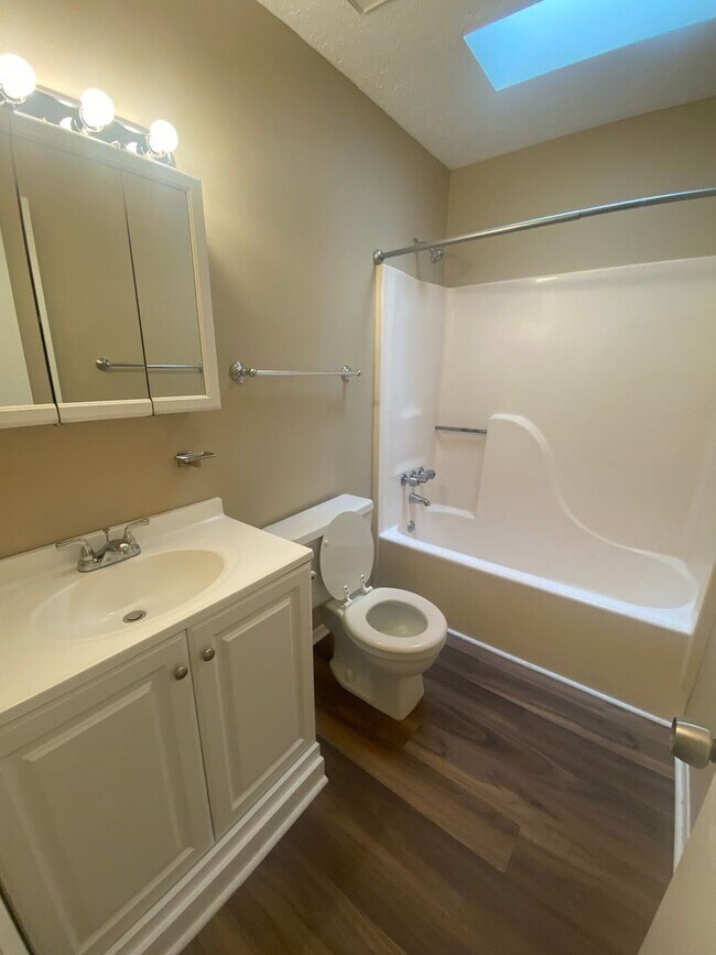 Building Photo - Large Townhome w/Master Balcony, Convenient to Tyndall AFB! *1/2 OFF Security Deposit for A-D Mil...