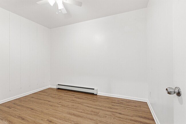 Building Photo - 303 43rd St