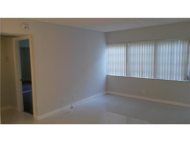 Building Photo - 9948 Twin Lakes Dr