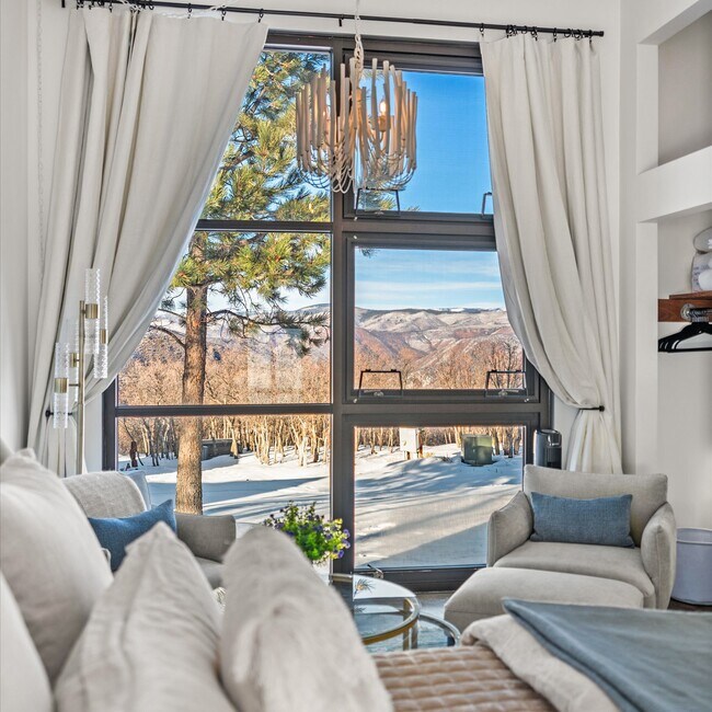 Building Photo - 2700 Juniper Hill Rd