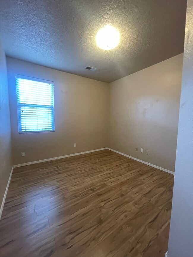 Building Photo - 919 Molten Pl NW