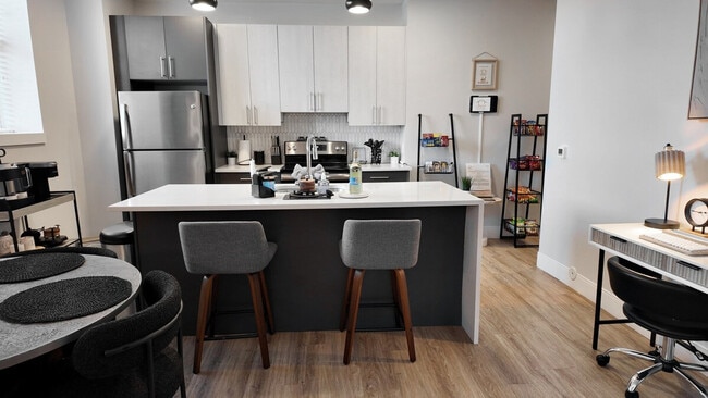 Building Photo - 1424 N Park Pl