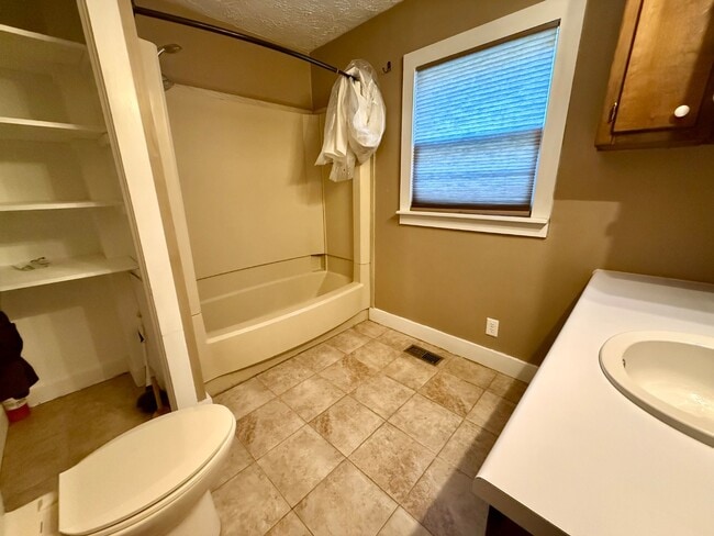 Building Photo - 602 W McKinney Ave