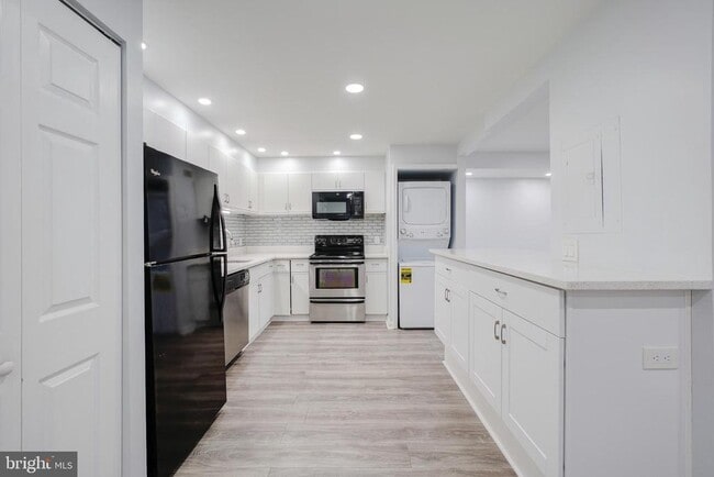 Building Photo - 3800 Powell Ln