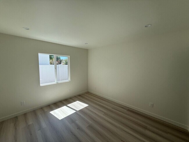 Building Photo - 7725 Owensmouth Ave