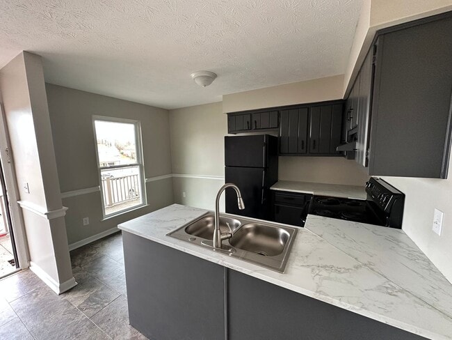 Building Photo - 2-Bed 1.5-Bath Townhome