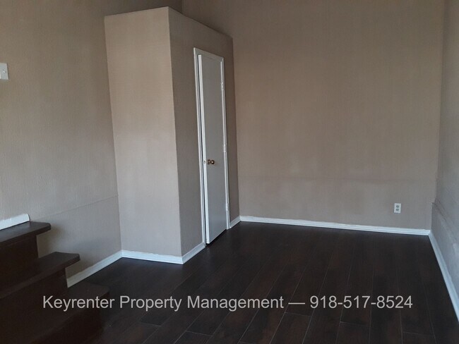 Building Photo - Spacious 4 Bedroom House