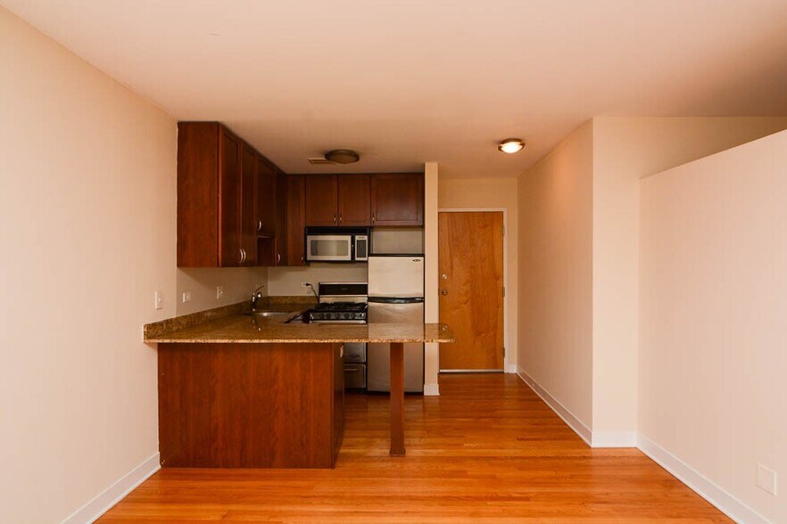 Building Photo - 675 W Wrightwood Ave