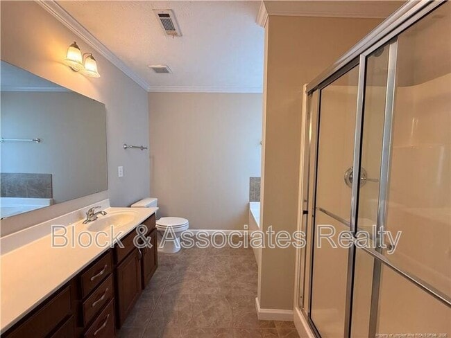 Building Photo - 402 Colonist Pl