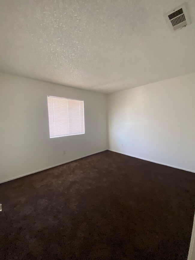 Building Photo - Addorable 2 BD 1 BA SW Apt with Coin opera...