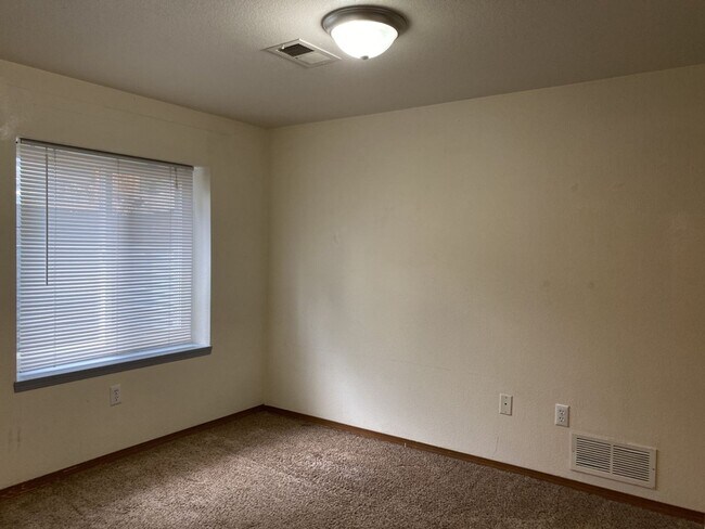 Building Photo - STUDENTS WELCOME! Single-Family Home Walking Distance to CSU!