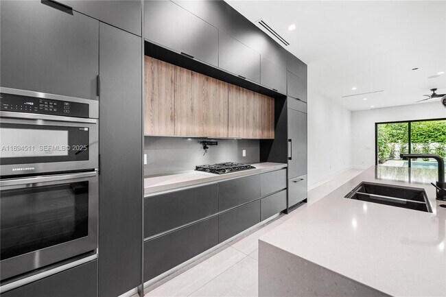 Building Photo - 813 NE 17th Terrace