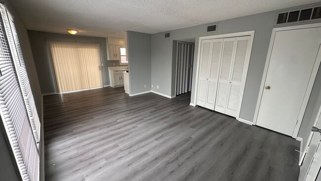 Building Photo - $775 - 2 bed 1 bath - Second floor Apartme...