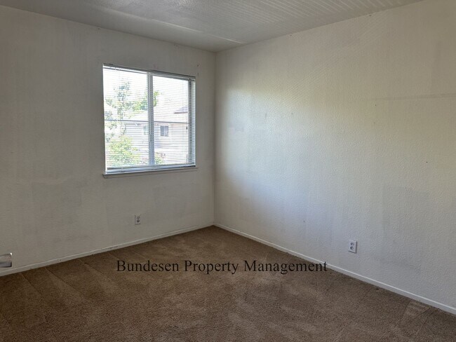 Building Photo - 913 Radcliff Dr