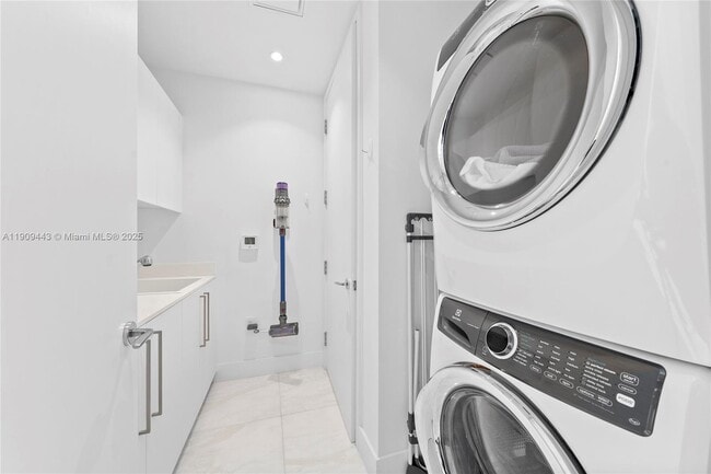 Building Photo - 15701 Collins Ave