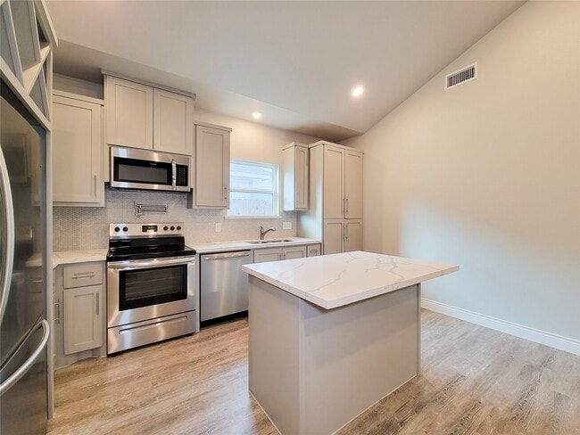 Building Photo - 216 W Live Oak St