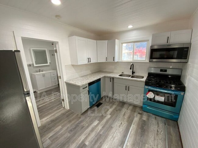 Building Photo - 217 Reed Ave N