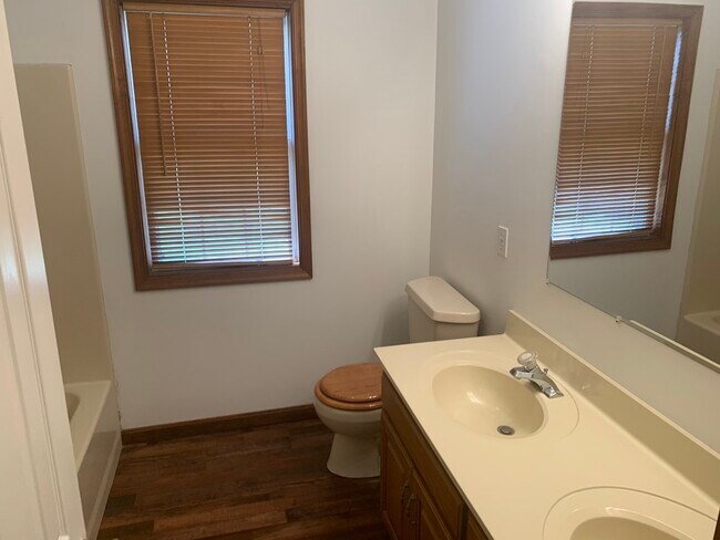 Building Photo - 142 Trillium Dr