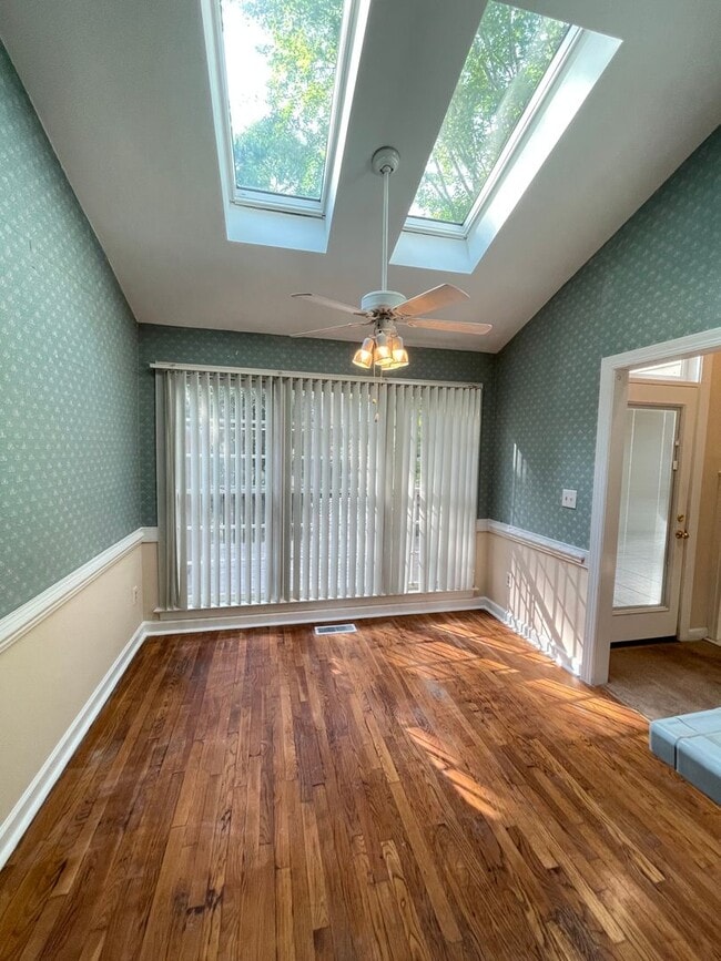 Building Photo - Light & Airy Townhome in Downing Creek, wo...