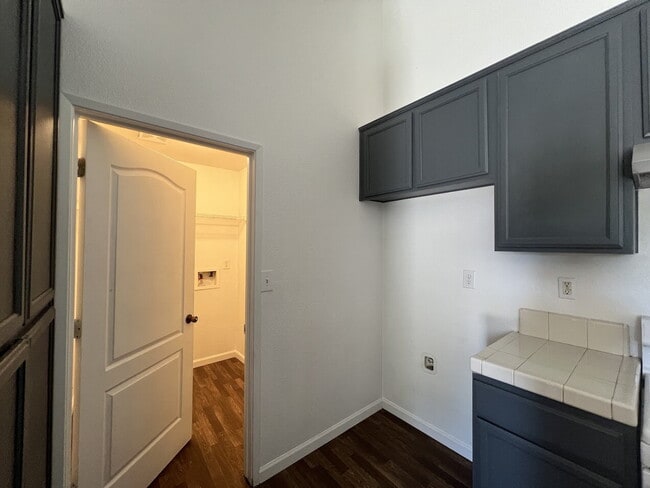 Building Photo - MOVE IN READY!!