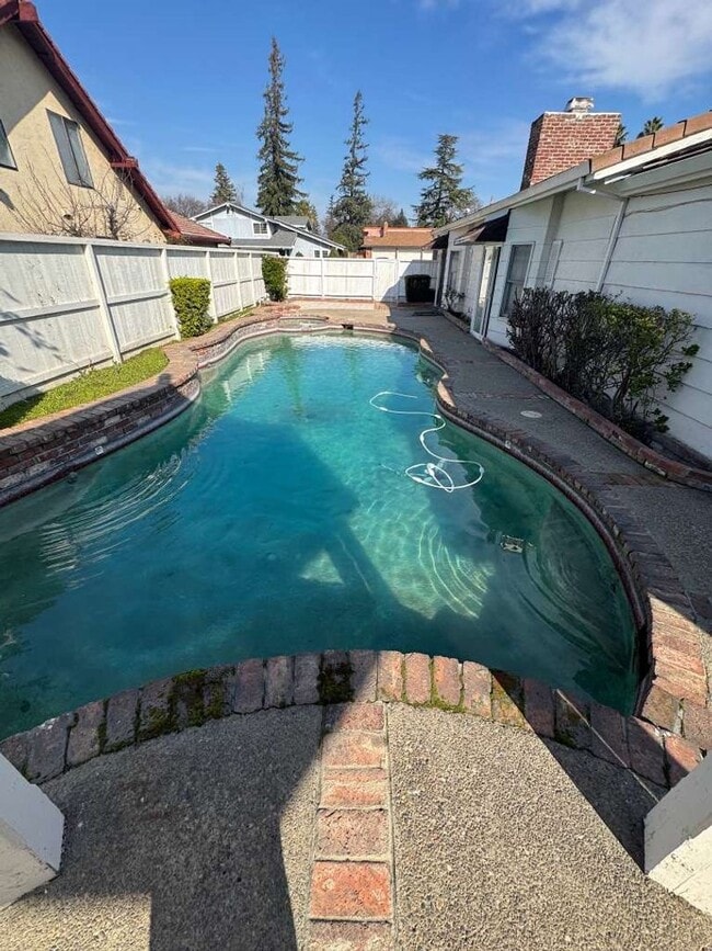 Building Photo - 4bed 3bath