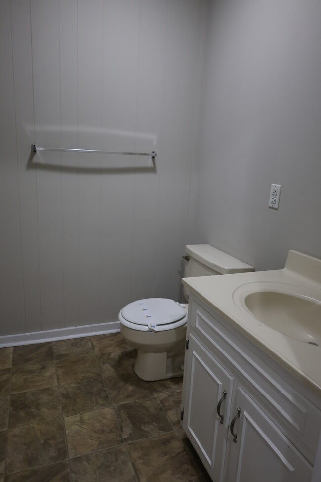 Building Photo - 104 Catherine Ave