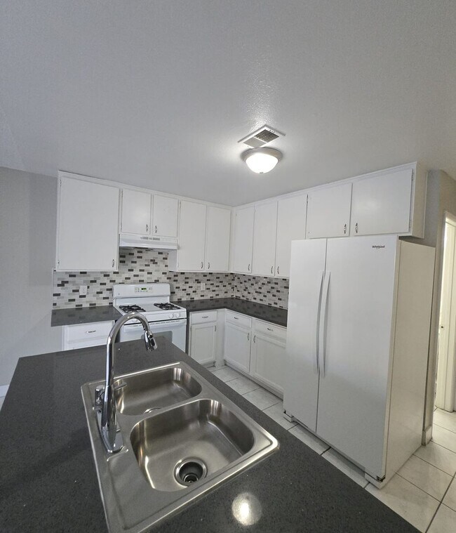 Building Photo - Stunning single story house single family.