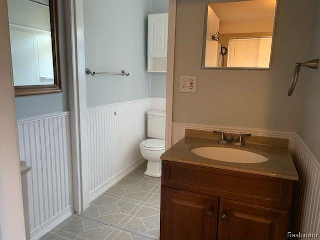 Building Photo - 832 Farnsworth Rd