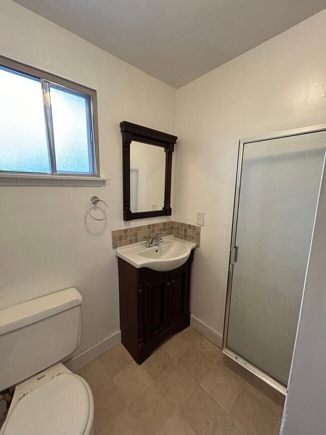 Building Photo - 4 Bedroom + Family Room - Spacious Home wi...