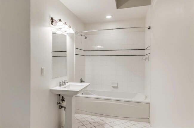 Building Photo - 201 Main St