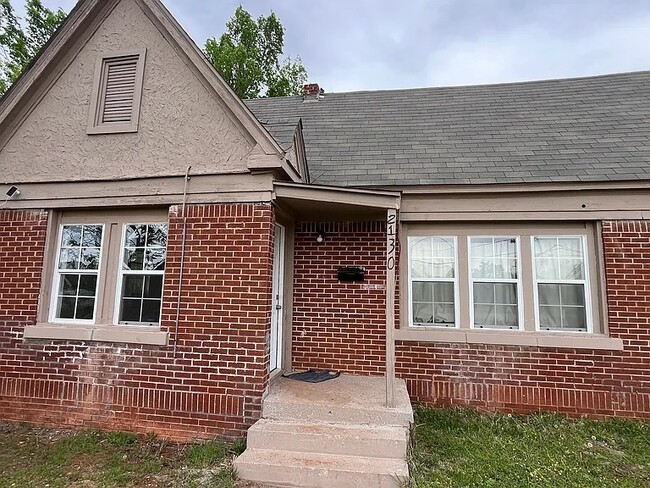 Primary Photo - 2130 N Stonewall Ave